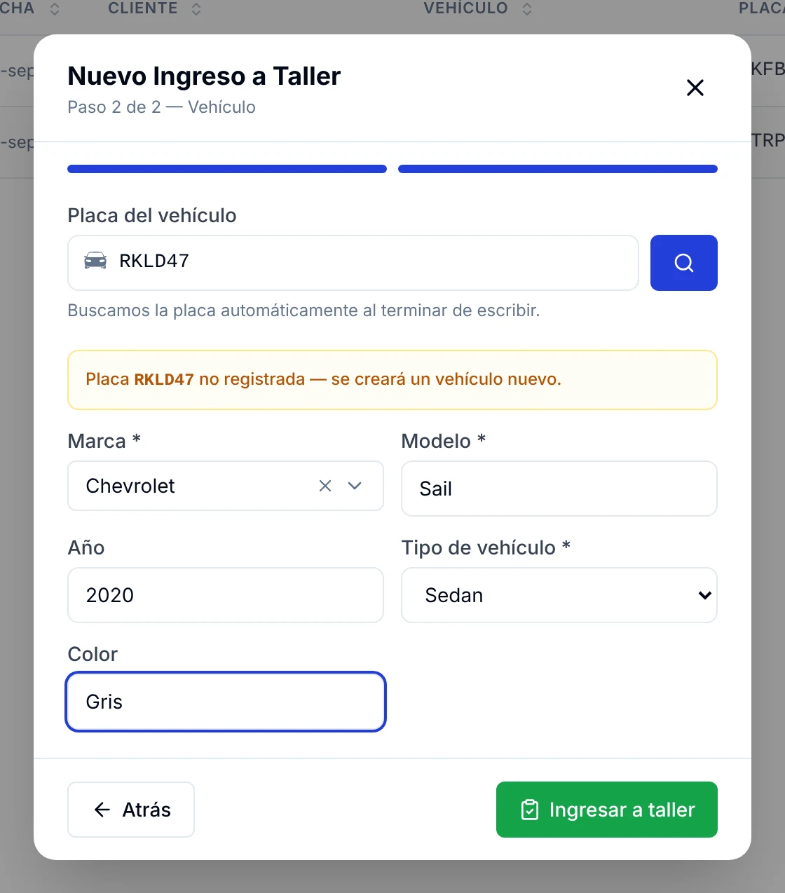 Paso 2 del asistente con la placa, marca, modelo, año, tipo y color del vehículo