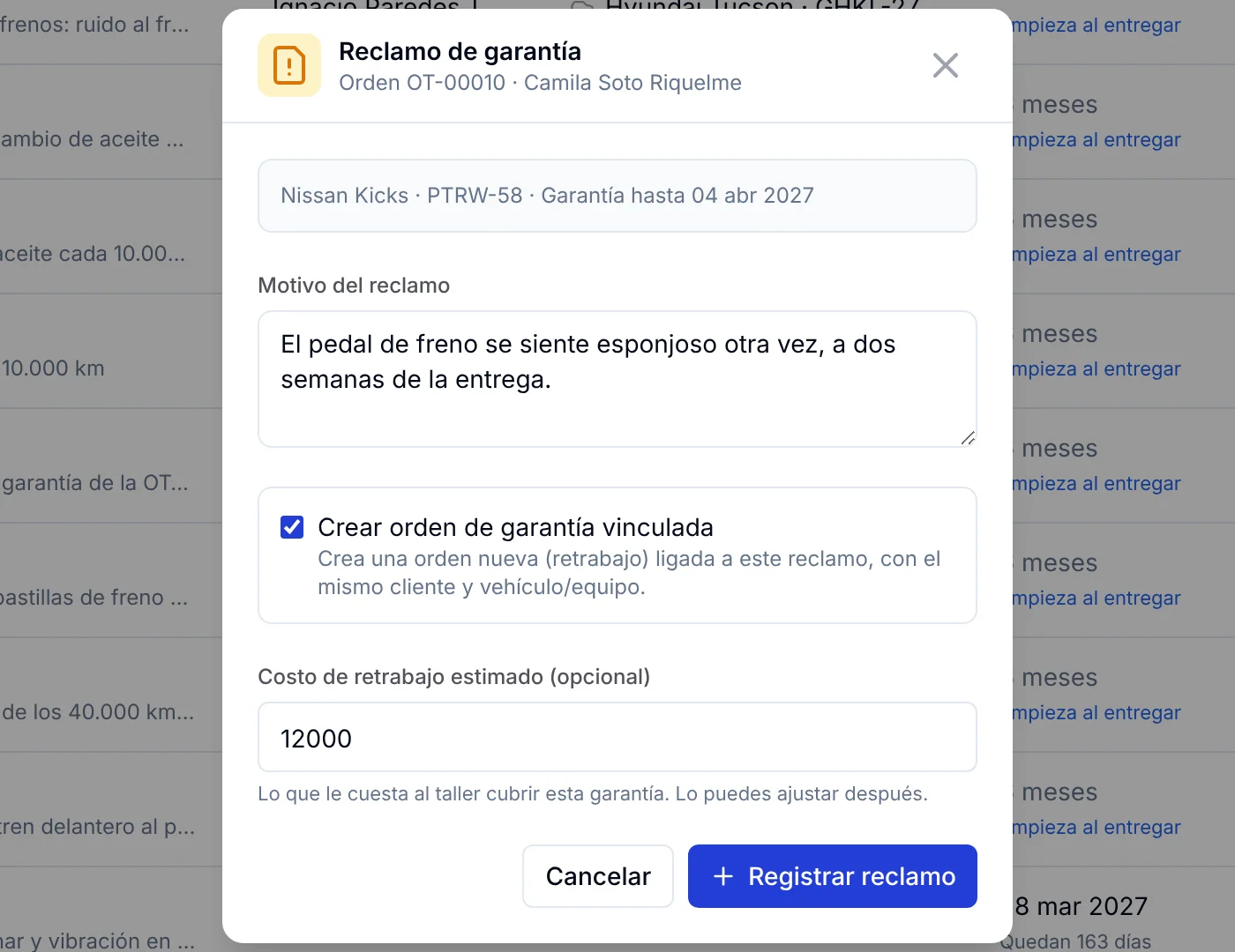 Ventana Reclamo de garantía de la orden OT-00010 con el motivo escrito, la casilla Crear orden de garantía vinculada y un costo de 12000