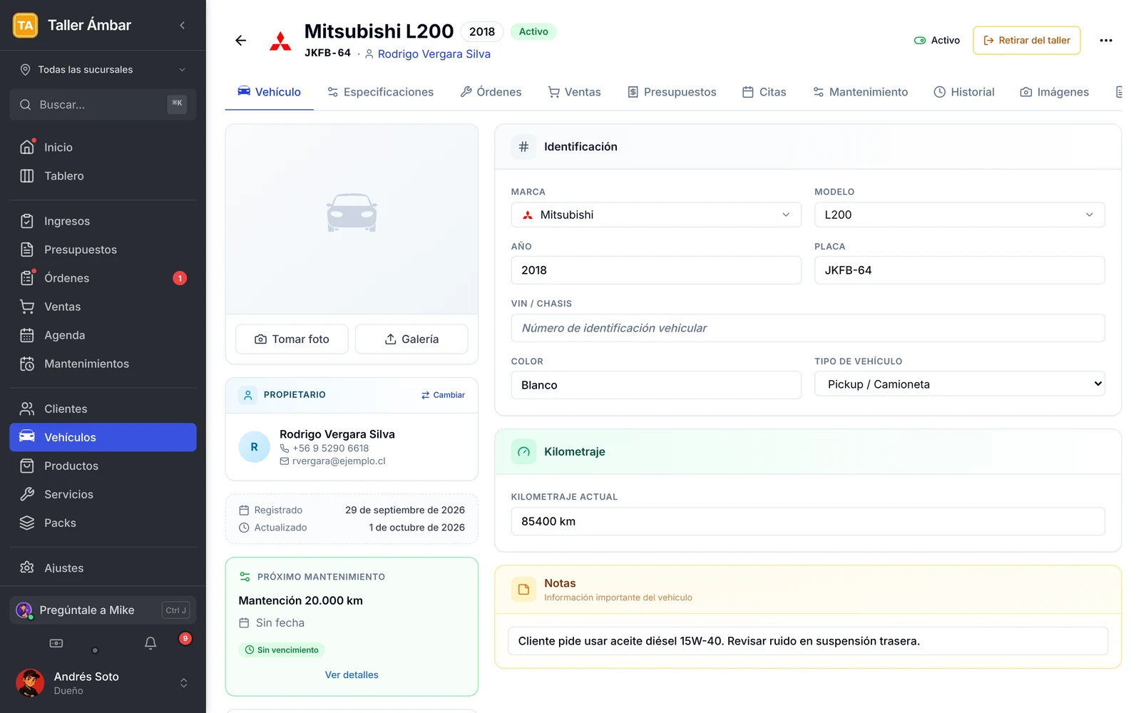 Ficha de un vehículo con identificación, propietario, kilometraje y próximo mantenimiento