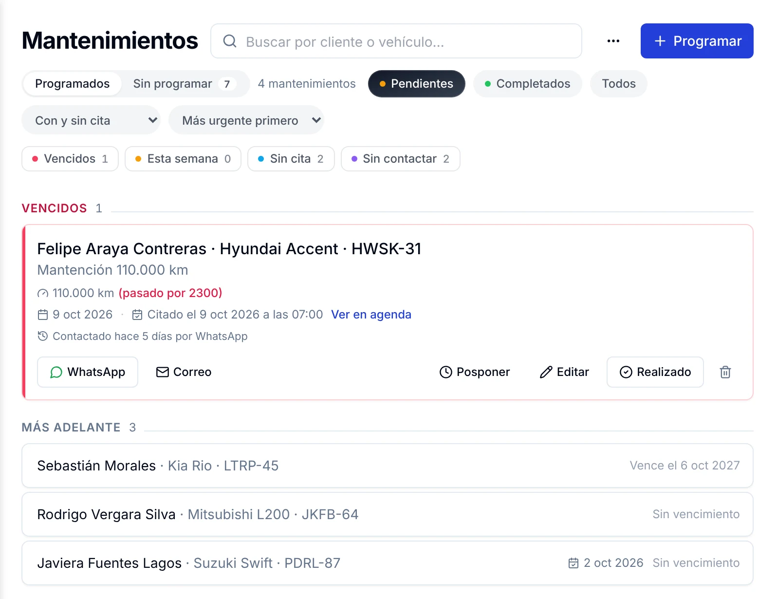 Lista de mantenimientos con un servicio vencido por kilometraje y los botones para avisar al cliente por WhatsApp o correo