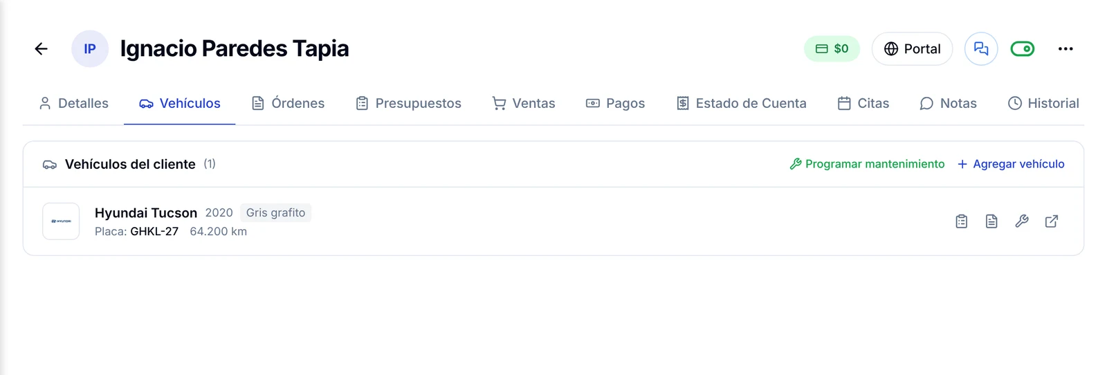 Vehículo recién agregado en la pestaña Vehículos del cliente, con sus accesos rápidos