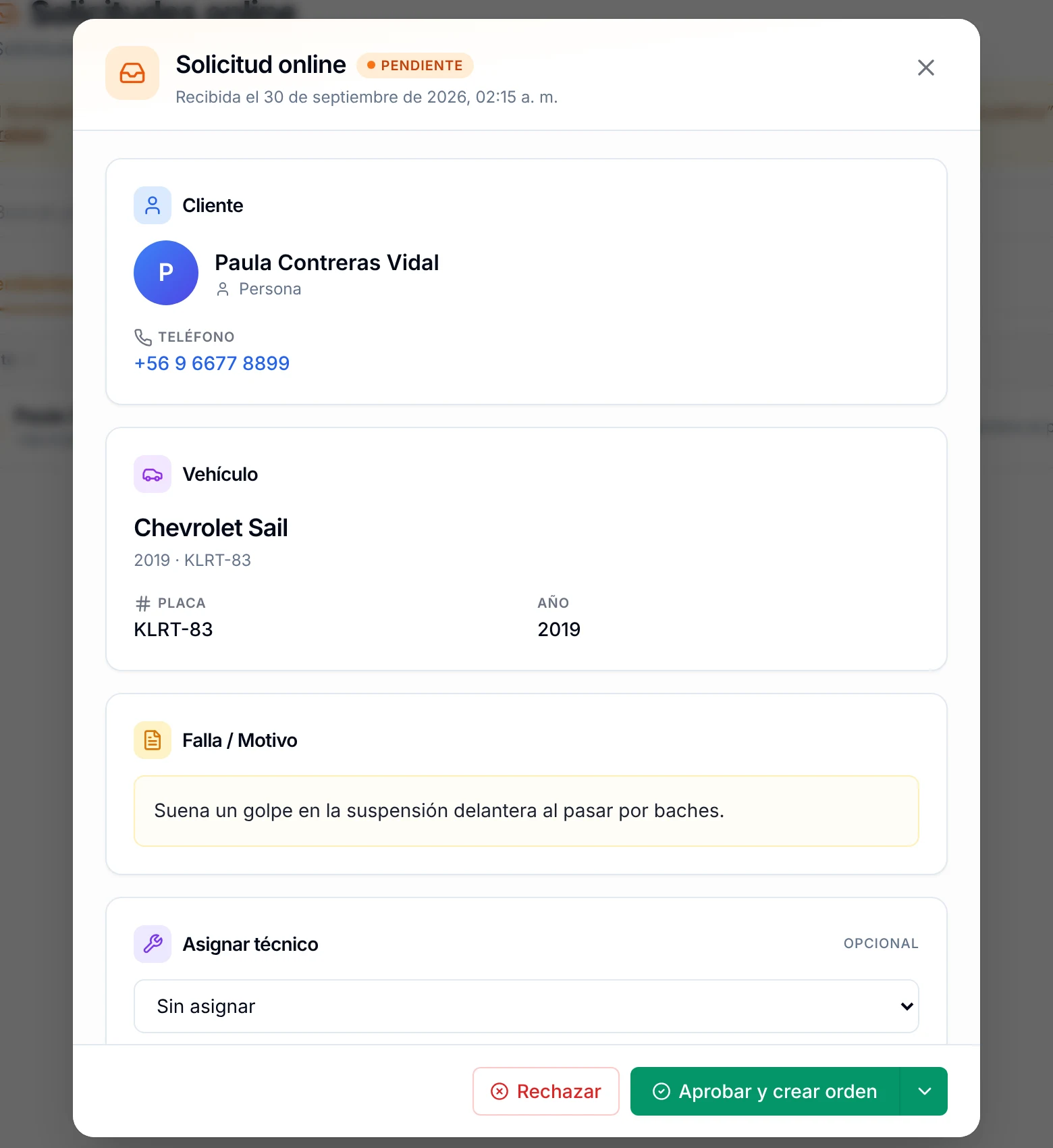 Ficha de una solicitud online pendiente con los bloques Cliente, Vehículo y Falla o Motivo