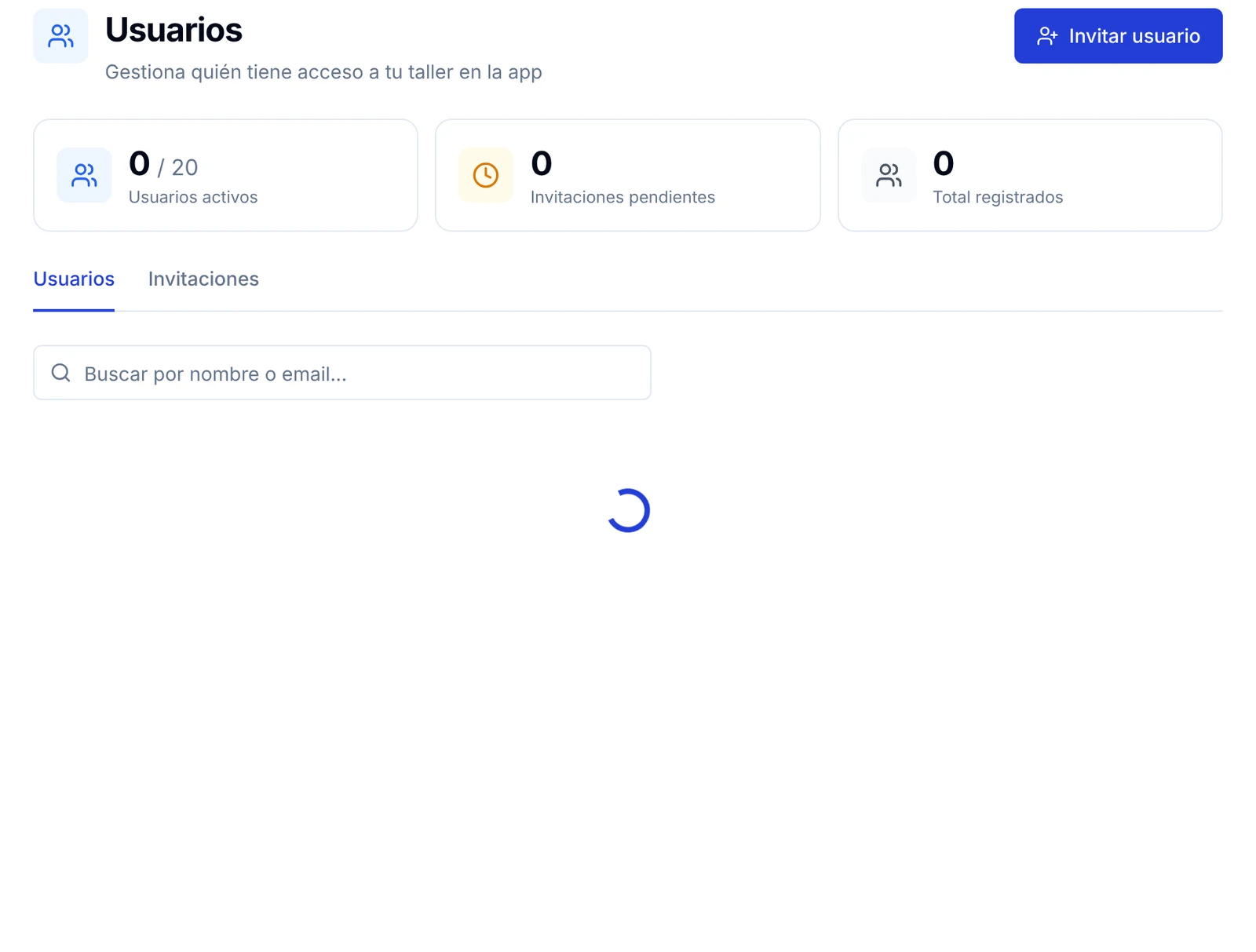 Pantalla Usuarios con el contador de usuarios activos, la lista del equipo y el botón Invitar usuario